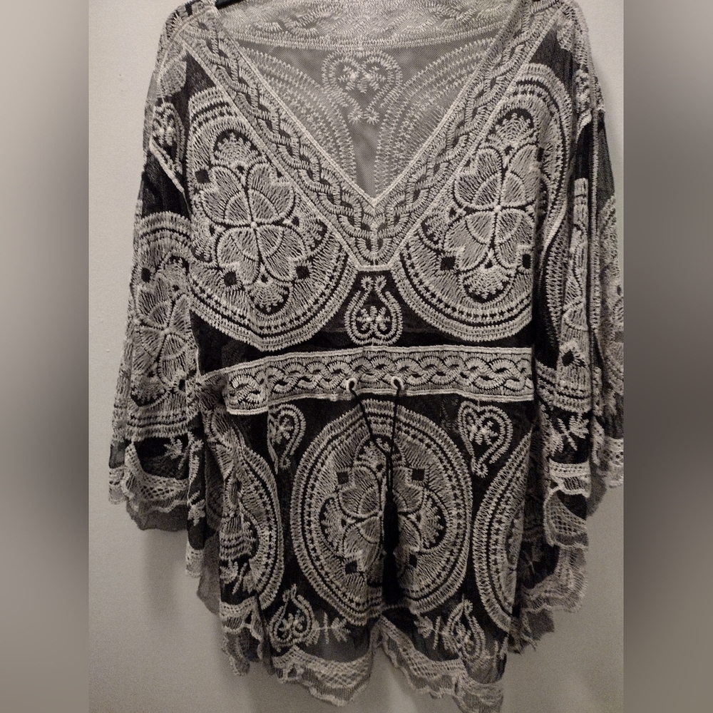 Embroidered V-Neck Tunic Top in Black and White